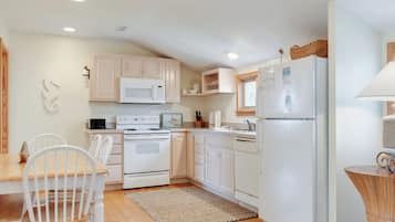 Refrigerador, microondas, lavavajillas y cafetera y tetera