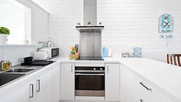 Een koelkast, een microgolfoven, een oven, een kookplaat