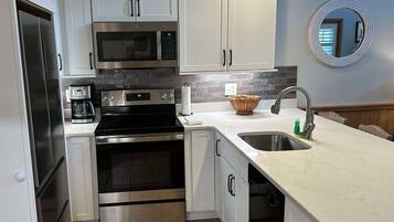 Réfrigérateur, micro-ondes, lave-vaisselle, cafetiÚre/bouilloire