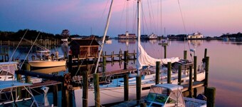 CV8: Crow's Nest -2nd floor 2 BR villa with screened porch!