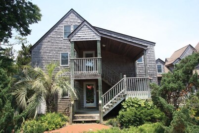 CV8B: Crow's Nest 8 - 2nd floor studio with a balcony!