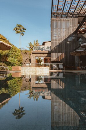 Piscina externa, espreguiçadeiras