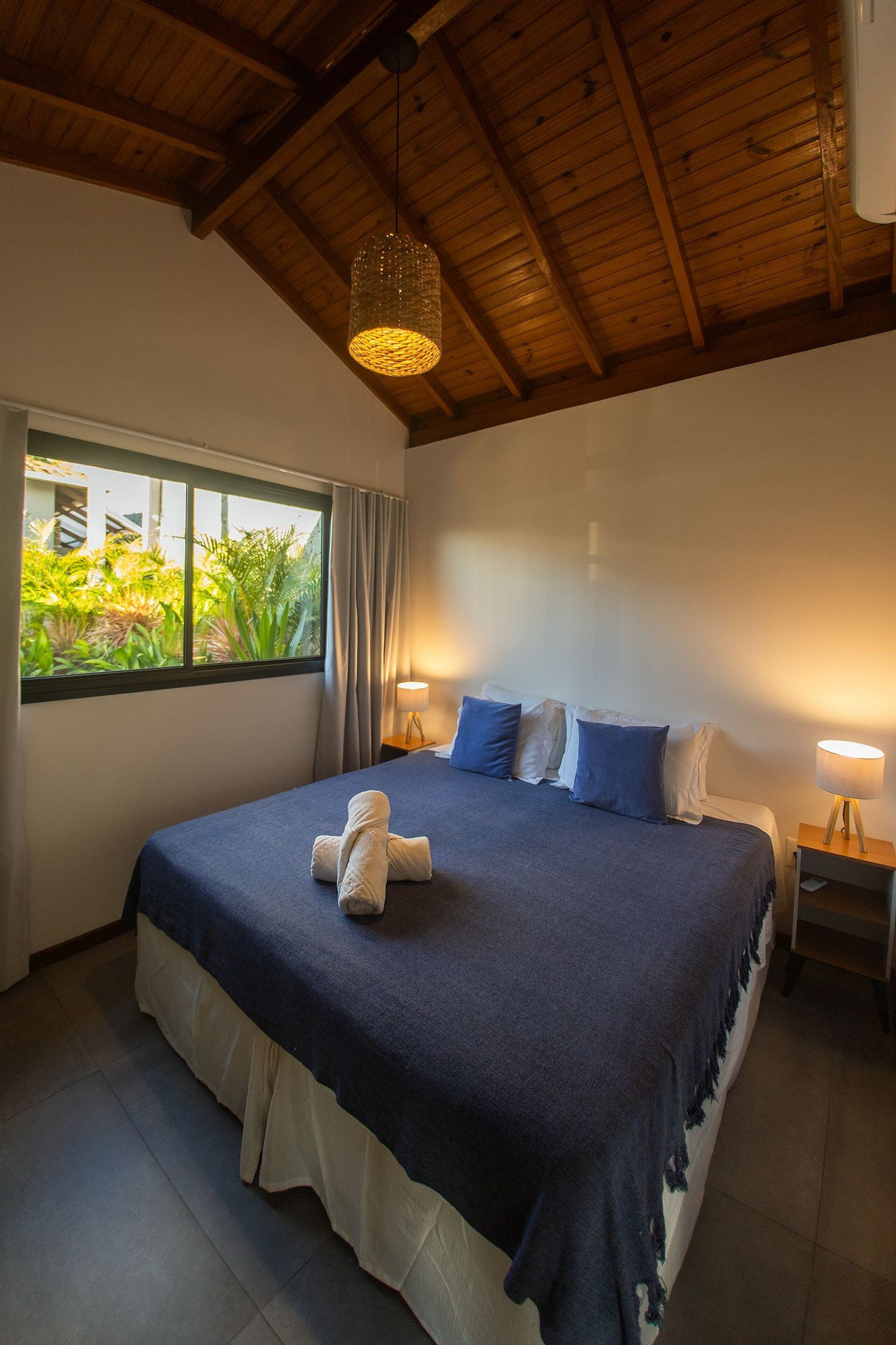 Experiência Casa Valley 01 \- Praia do Rosa\/SC com Piscina Aquecida, Spa e Café da Manhã | 2 quartos, roupas de cama premium, individualmente decorados