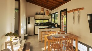 Deluxe chalet | Privékeuken | Eettafels