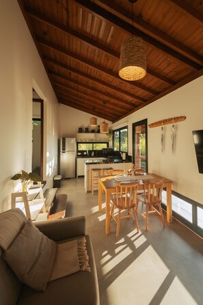 Experiência Casa Valley 01 - Praia do Rosa/SC com Piscina Aquecida, Spa e Café da Manhã | Cocina privada | Comedor 