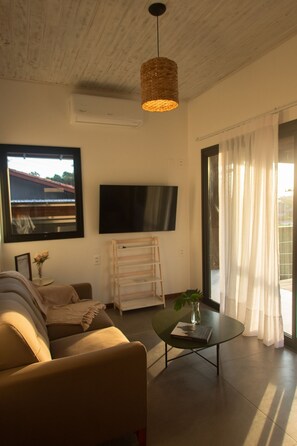 Experiência Casa Valley 02 - Praia do Rosa/SC com Piscina Aquecida, Spa e Café da Manhã | Área de sala de estar | Smart TV, Netflix, películas con cargo y servicios de streaming 