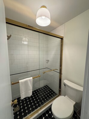 Secador de pelo, toallas, jabón, papel higiénico