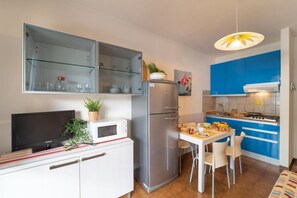 Kühlschrank, Mikrowelle, Herdplatte, Wasserkocher mit Kaffee-/Teezubehör