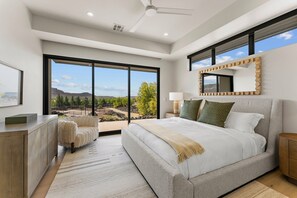 4 soverom, skrivebord, strykejern/-brett og reiseseng for barn