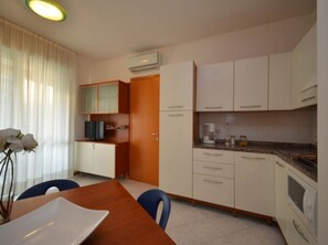 ثلاجة، ميكروويف، موقد طهي مسطح، ماكينة لصنع القهوة/الشاي