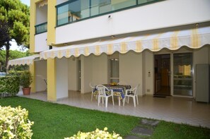 Outdoor dining - Chill in this bright vacation home with a pool (Bibione)