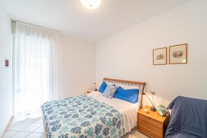 1 bedroom, bed sheets