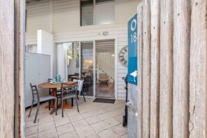 Outdoor dining - Oceanic Hideaway 18: 1  BR, 1  BA Apartment in Sorrento, Sleeps 4 (Sorrento)
