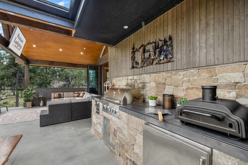 Luxury 6BR Sunriver Home ***Stay 2 nights get the 3rd Free****