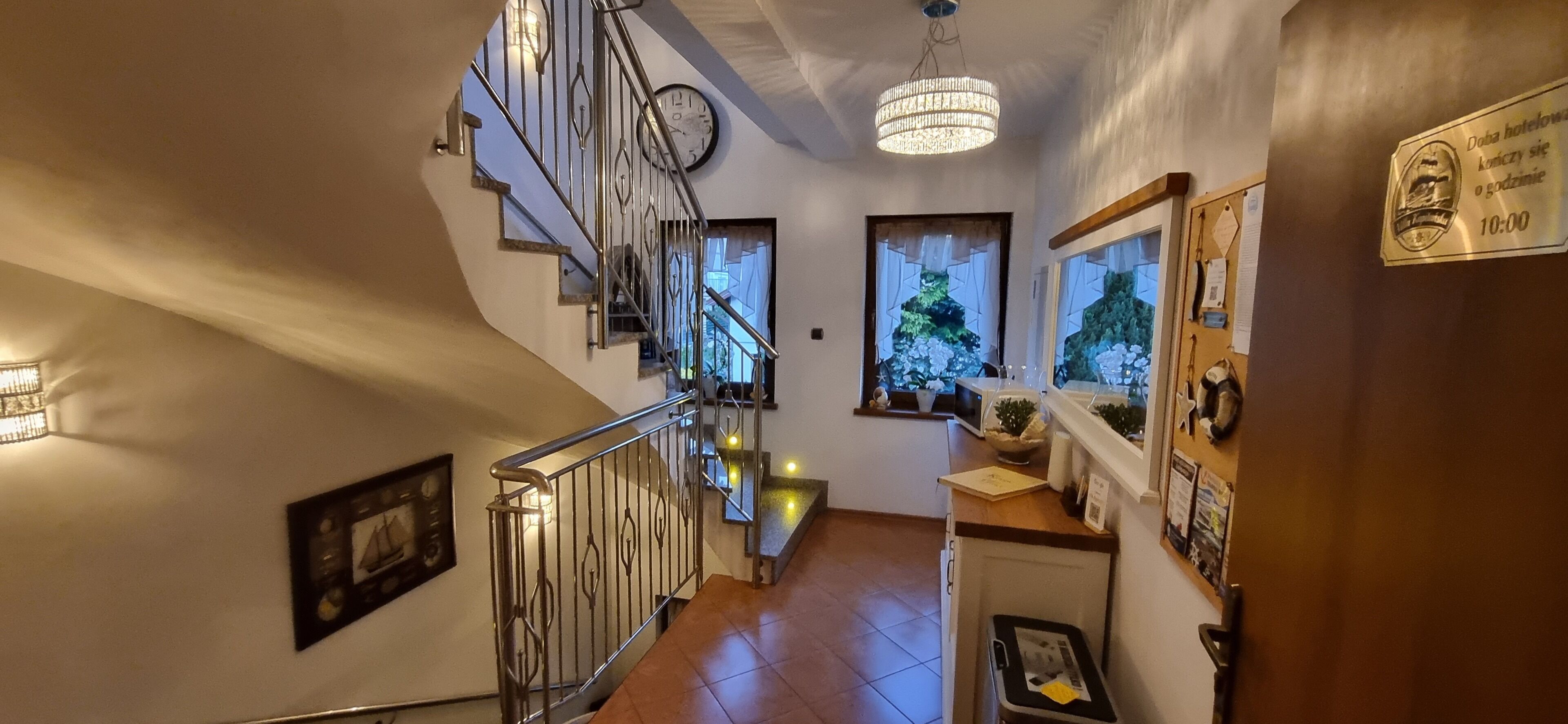 Bộ đồ giường cao cấp, khu vực làm việc phù hợp cho laptop 