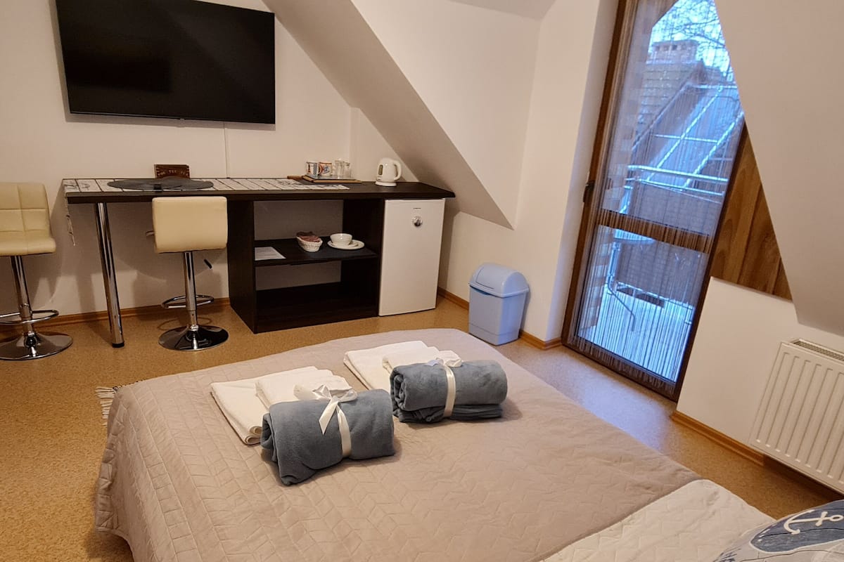 Quarto casal conforto, 1 cama de casal, vista para o pátio | 1 quarto, roupas de cama premium, espaço de trabalho para notebook