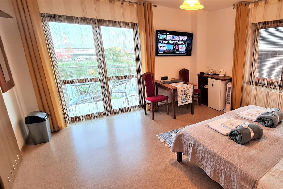 Superior Double Room, River View | Peralatan tempat tidur premium, ruang kerja komputer riba