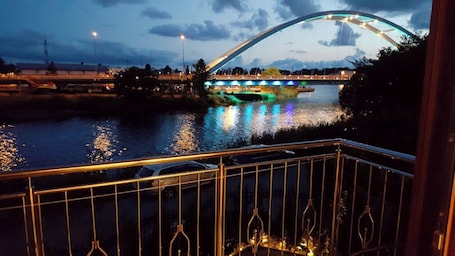 Ropa de cama de alta calidad y espacio para trabajar con laptop