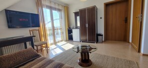 Superior Double Room, 1 Katil Kelamin (Double) dengan Katil Sofa, River View | Peralatan tempat tidur premium, ruang kerja komputer riba 