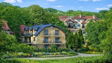 Premium bedding, laptop workspace, blackout curtains, soundproofing