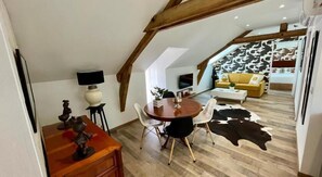 Suite familiar | Área de sala de estar | Televisión 