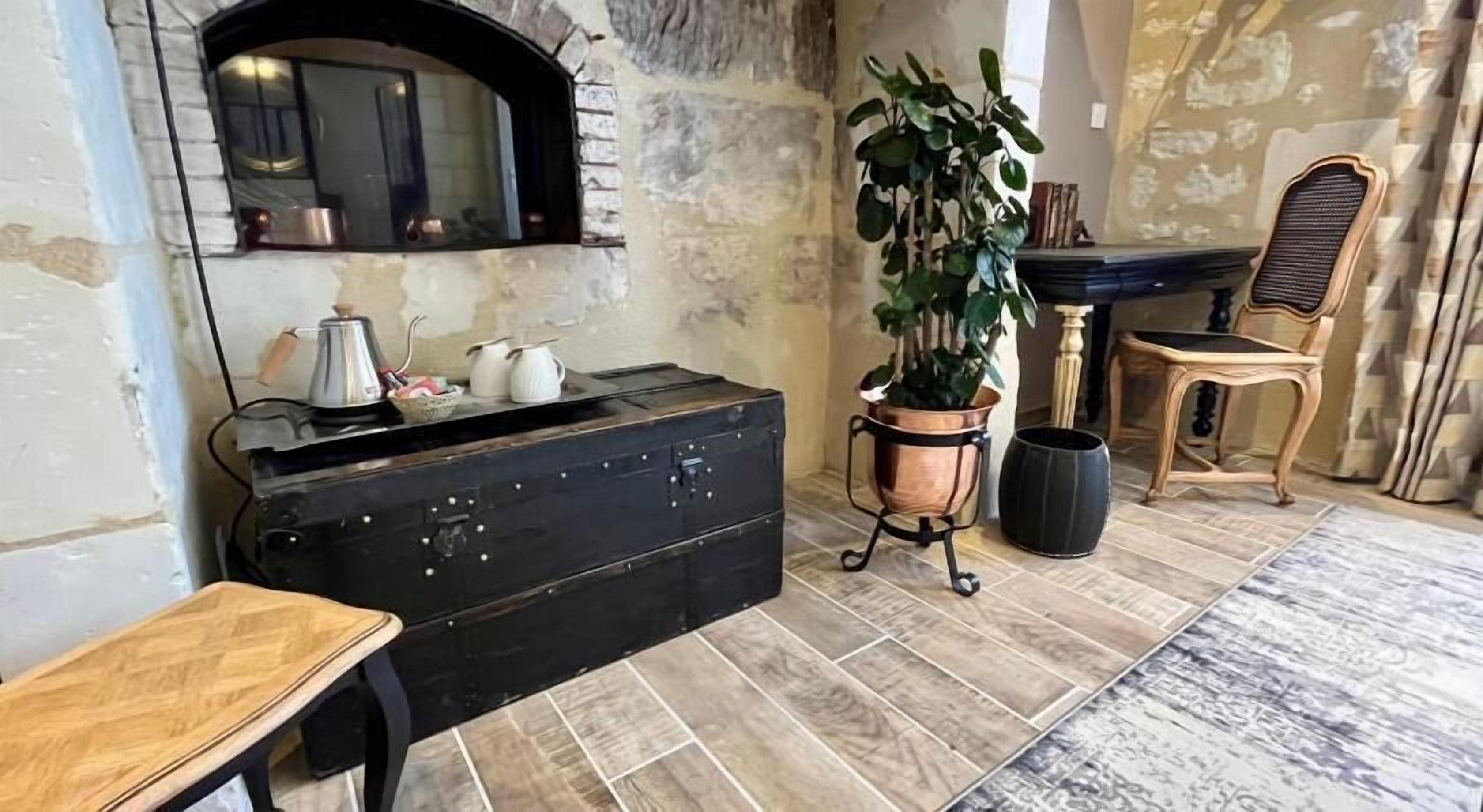 Classic Triple Room | Living area | TV