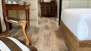 Una camera da letto con un letto e una scrivania in legno, e una sedia.