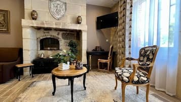 Habitación triple clásica | Área de sala de estar | Televisión