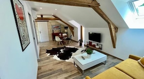 Family Suite | Living area | TV - Cave Auger La Maison d'Hotes (Restigne)