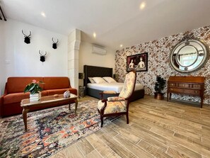 Habitación cuádruple clásica | Área de sala de estar | Televisión 