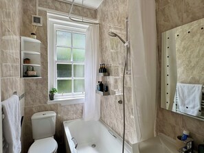 Secador de cabelo, toalhas de banho, sabonete, shampoo