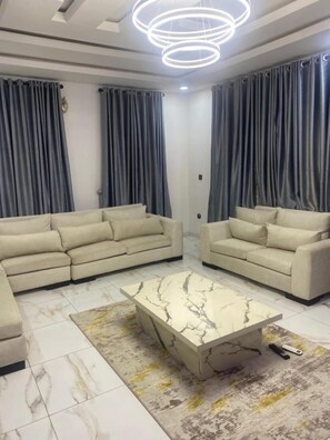Casa, 2 quartos, sacada | Sala de estar