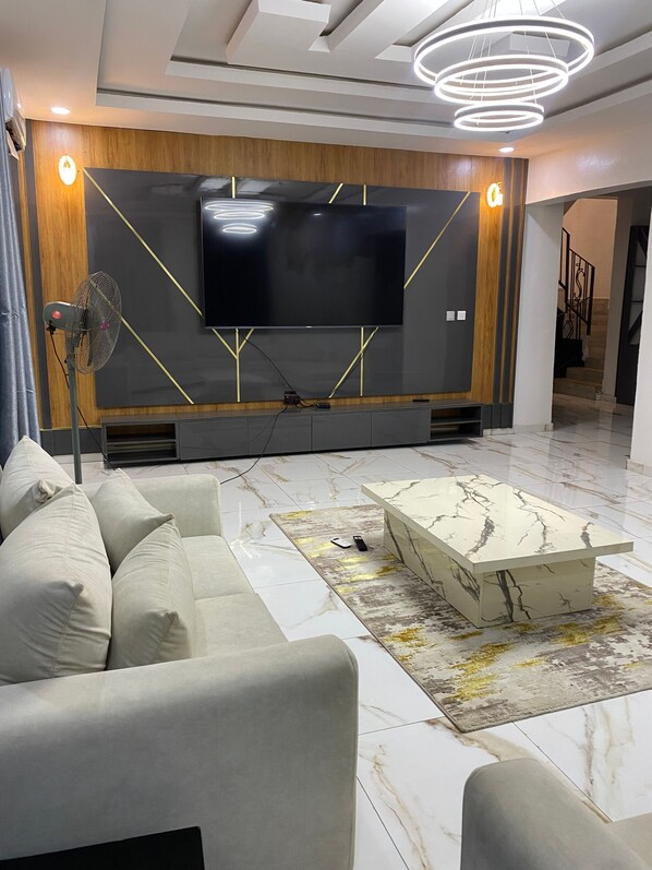 House, 2 Bedrooms, Balcony | Living room