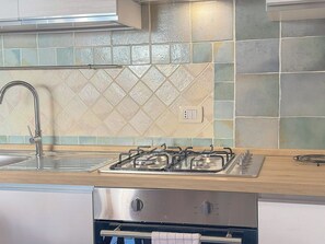Coffee/tea maker, fridge, oven, stovetop