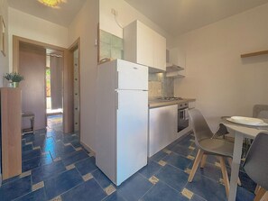 Cafetera y tetera, refrigerador, horno y parrilla de estufa