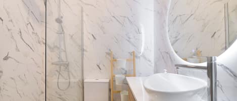 SĂšche-cheveux, serviettes fournies, savon, papier toilette
