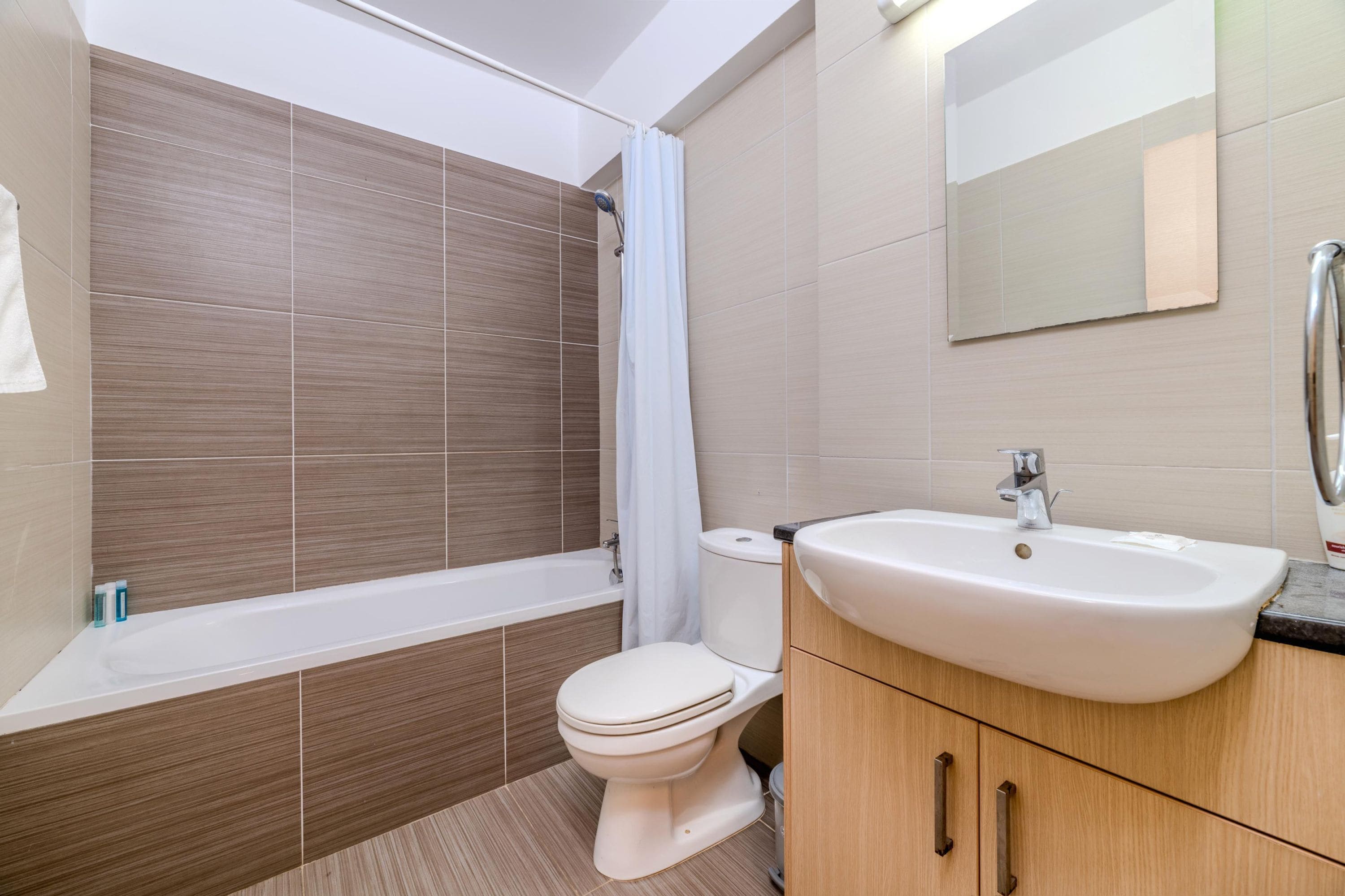 Un bagno moderno con vasca, water e lavandino.