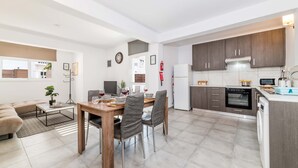 Un apartamento moderno con comedor, cocina y sala de estar.