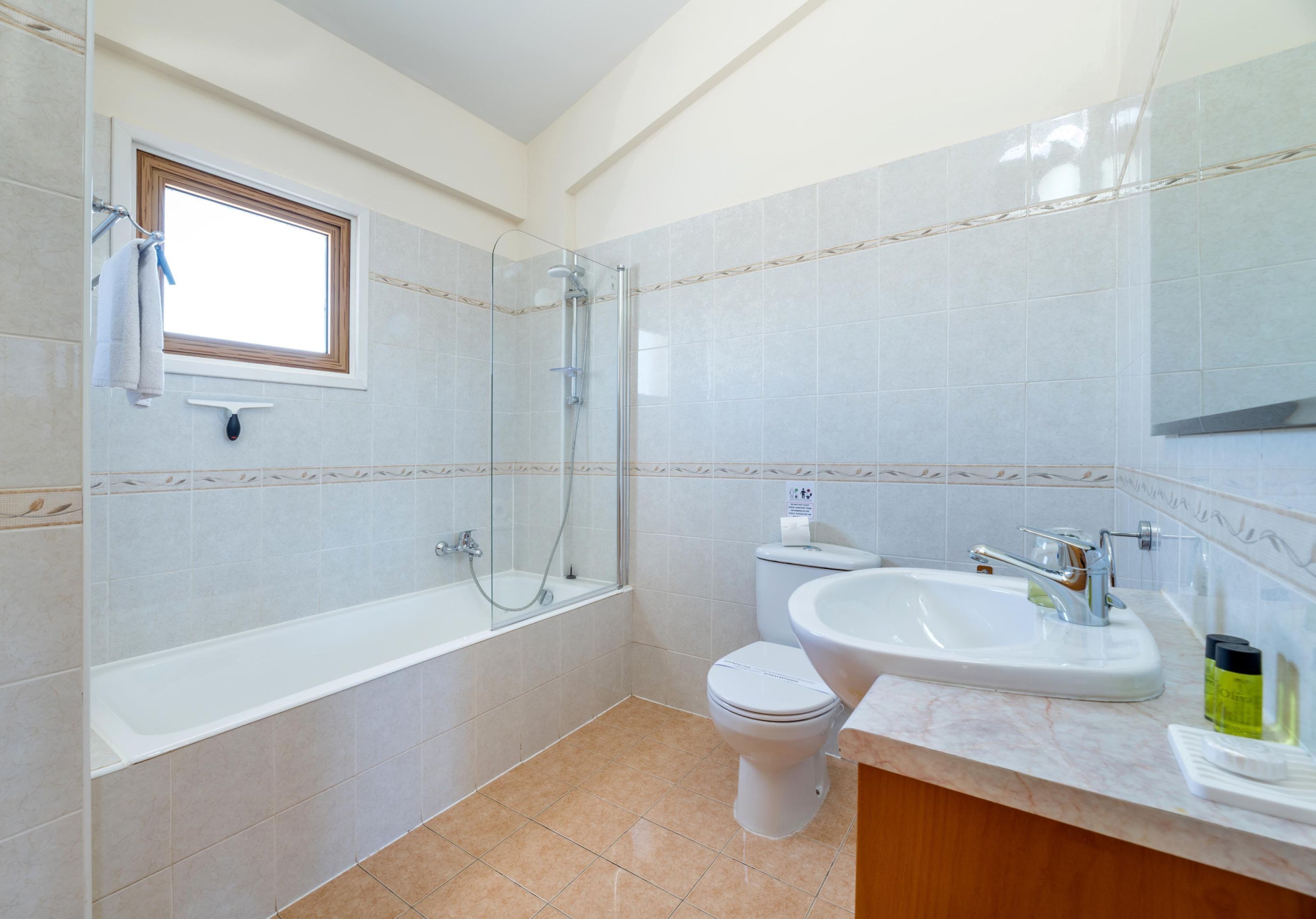 Ein modernes Badezimmer mit Badewanne, Toilette und Waschbecken.
