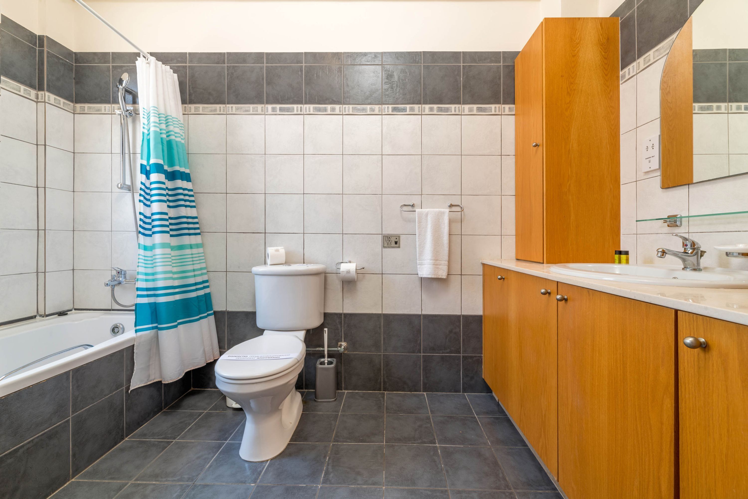 Un baño con bañera, inodoro y lavamanos.