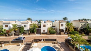 A coastal residential area with white buildings, a swimming pool, and a clear view of the sea. - Villa Greco Mare 20 (Paralimni)