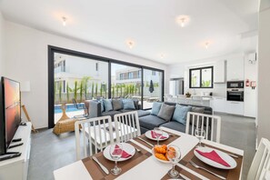 Room - By The Beach - Sunstone Seaview Villa (Paralimni)