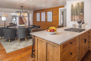 Dining - Big Sky Vacation Rentals: Riverbend Haven (Gallatin Gateway)
