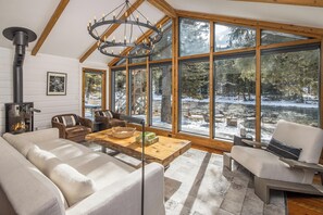 Smart TV, fireplace, video games, stereo - Big Sky Vacation Rentals: Riverbend Haven (Gallatin Gateway)