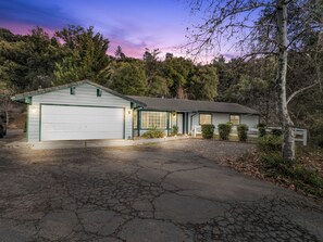 Exterior - Redesigned - Fire pit - BBQ - Sleeps 12 - King Bed (Ahwahnee)