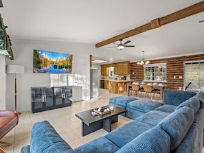 Smart TV y chimenea 