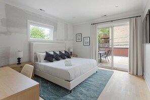 3 habitaciones, escritorio y tabla de planchar con plancha 