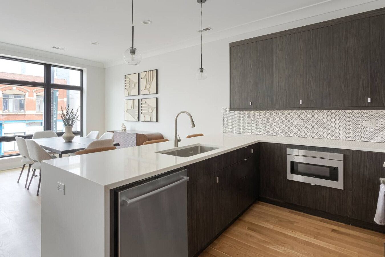 Réfrigérateur, four à micro-ondes, un four, surface de cuisson