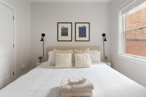 3 bedrooms, desk, iron/ironing board, travel crib - The Prestige: Designer 3BR/2BA in Prime Location (Chicago)