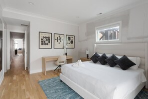 3 間睡房、書桌、熨斗/熨衫板、可攜式嬰兒床